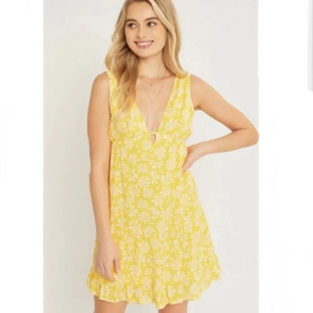 NWT Love Tree Sz L Yellow white floral Cleavage Bottom Ruffled lined Mini dress